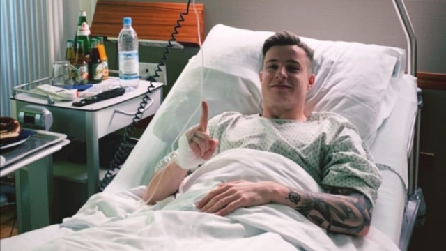 Piłkarz Pogoni Zvonimir Koulj jest już po zabiegu pachwiny w Monachium. Chorwat z bośniackim paszportem w środę opuści klinikę i powróci do Szczecina.