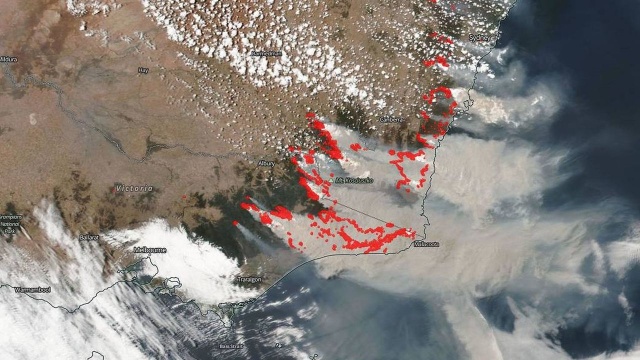 Deszcze i gwałtowne burze spodziewane są w najbliższych godzinach na południowym wschodzie Australii. Jeśli spełnią się prognozy meteorologów, pomoże to strażakom w walce z ogromnymi pożarami lasów. Nie oznacza to jednak końca zagrożeń dla Australii.