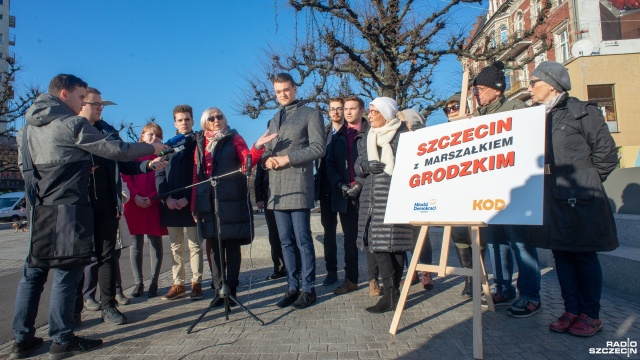 Jesteśmy przekonani o niewinności marszałka Tomasza Grodzkiego - deklarowali członkowie stowarzyszenia Młodzi Demokraci oraz Komitetu Obrony Demokracji.
