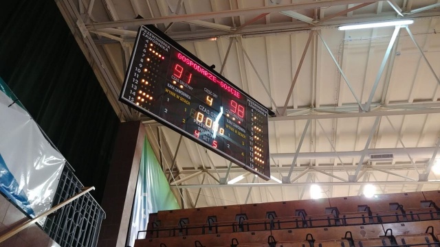 Koszykarze Ogniwa Piratesports Szczecin oddalili się od fazy play-off rozgrywek o mistrzostwo 2. ligi. Podopieczni trenera Zbigniewa Majcherka przegrali we własnej hali z Tarnovią Basket Tarnowo Podgórne 91:98 w 17. kolejce rozgrywek.