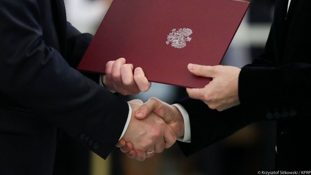 Prezydent Andrzej Duda powołał nowy skład Państwowej Komisji Wyborczej. Znalazło się w niej dziewięciu członków: siedmiu wybranych przez Sejm oraz dwóch sędziów z Naczelnego Sądu Administracyjnego i Trybunału Konstytucyjnego.