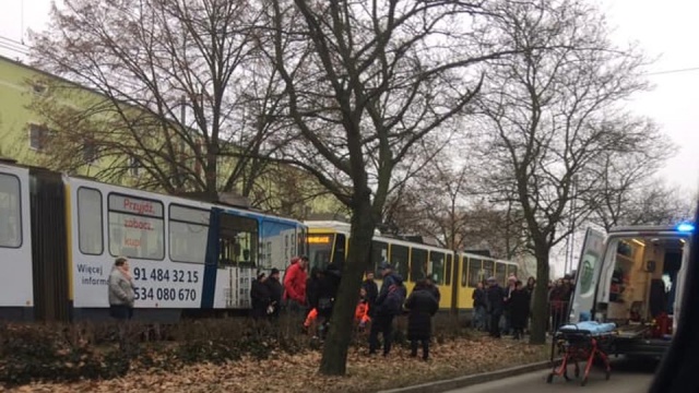 Na skrzyżowaniu ulic Ku Słońcu z Karola Miarki tramwaj potrącił przebiegającą kobietę, która z ogólnymi potłuczeniami została odwieziona do szpitala. Tramwaje nr 8 i 10 kierowane są do Krzekowa.