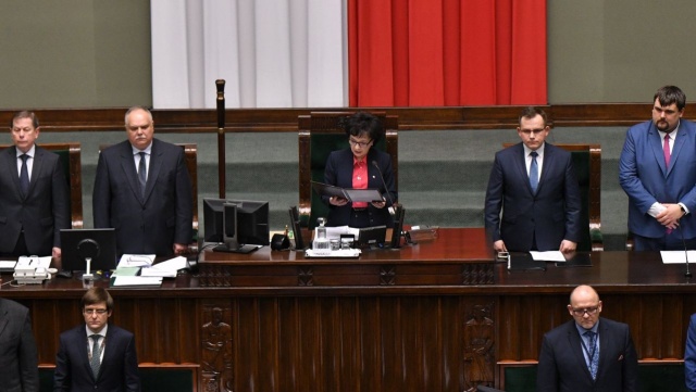 Sejm przez aklamację przyjął uchwałę w sprawie uczczenia 75. rocznicy wyzwolenia niemieckiego nazistowskiego obozu koncentracyjnego i zagłady Auschwitz-Birkenau oraz upamiętnienia Międzynarodowego Dnia Pamięci o ofiarach Holokaustu.