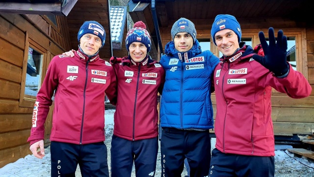 Polacy: Piotr Żyła (123 i 136,5 m), Jakub Wolny (122,5 i 118 m), Kamil Stoch (134,5 i 135,5 m) i Dawid Kubacki (135 i 139,5 m) - zajęli 5. miejsce w drużynowym konkursie Pucharu Świata w skokach narciarskich na Wielkiej Krokwi w Zakopanem.