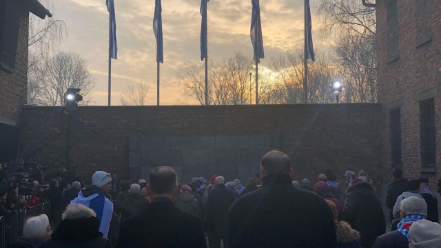 Kilkudziesięciu ocalałych z obozu Auschwitz-Birkenau złożyło wieńce przed Ścianą Straceń. Upamiętnili 75. rocznicę oswobodzenia obozu i oddali hołd ofiarom Holokaustu.