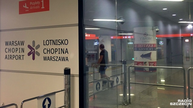 Na lotnisku im. Fryderyka Chopina w Warszawie służby monitorują sytuację, by zapobiec przedostaniu się koronawirusa na teren Polski.