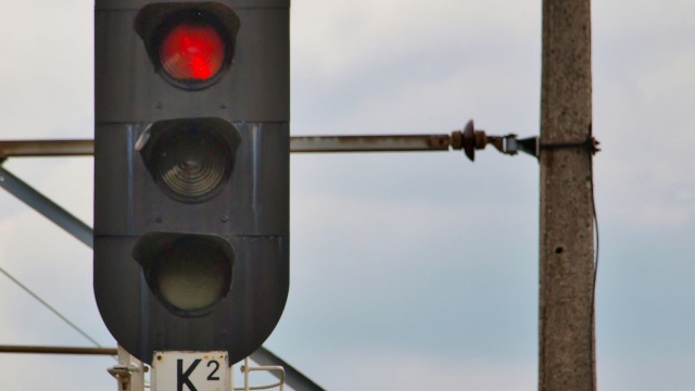 Niezwykłą... pomysłowością wykazał się jeden z kierowców, który nocą z poniedziałku na wtorek jeździł swoim samochodem po torowisku kolejowym w okolicy Dworca Szczecin Dąbie.
