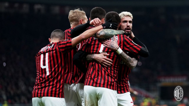 AC Milan awansował do półfinału piłkarskiego Pucharu Włoch.