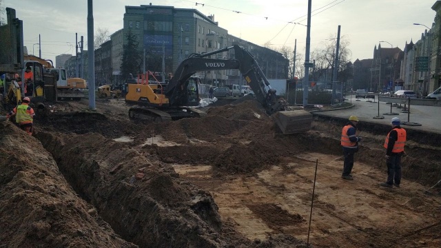 Widać postęp prac przy przebudowie torowiska tramwajowego na pl. Szarych Szeregów w Szczecinie.