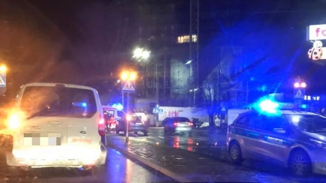 Potrącenie 80-latka przed Centrum Handlowym Fala na al. Wyzwolenia w Szczecinie. To przy przejściu dla pieszych.