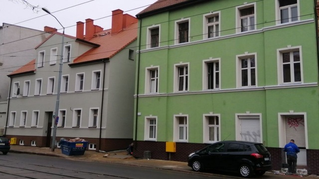 Stare i zaniedbane kamienice na Pomorzanach wypiękniały. Chodzi o dwa przedwojenne budynki przy al. Powstańców Wielkopolskich. Właśnie zakończył się ich remont.