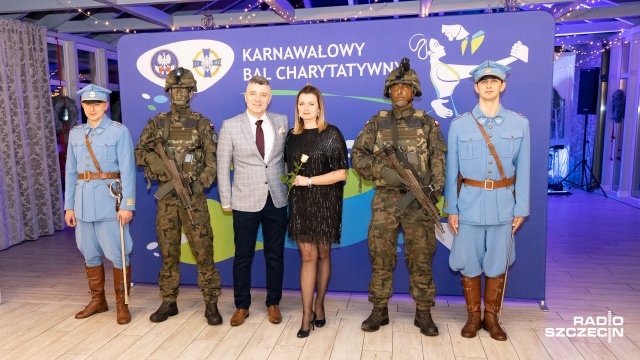 Zbierają pieniądze dla poszkodowanych podczas misji żołnierzy. W Dworku Bukowy Park w Szczecinie rozpoczął się charytatywny bal, z którego dochód przeznaczony zostanie na rehabilitację dla weteranów i pomoc ich rodzinom.