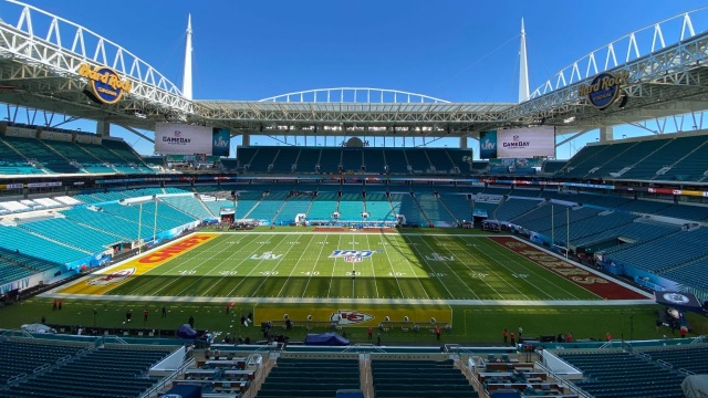 W Stanach Zjednoczonych wydarzenie przyciąga przed telewizory przyciąga ponad 100 milionów ludzi: - 30 minut po północy (polskiego czasu) w Miami rozpocznie się Super Bowl, czyli finał futbolu amerykańskiego.