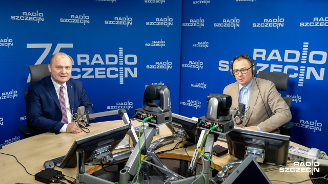 Kto jest bez winy, niech pierwszy rzuci kamieniem - w taki sposób prezydent Szczecina bronił swoich współpracowników, radnych klubu Bezpartyjni: jednego skazanego za jazdę po pijanemu i drugiego podejrzewanego o niejasności finansowe przy rozliczaniu ponad 0,5 mln złotych.