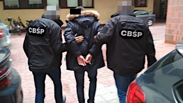 Kolejne trzy osoby zatrzymane w sprawie wystawiania nierzetelnych faktur oraz udziału w zorganizowanej grupie przestępczej. Podejrzani zmieniali przeznaczenie gazu z grzewczego na napędowy. Obracali nim bez wystawiania faktur.