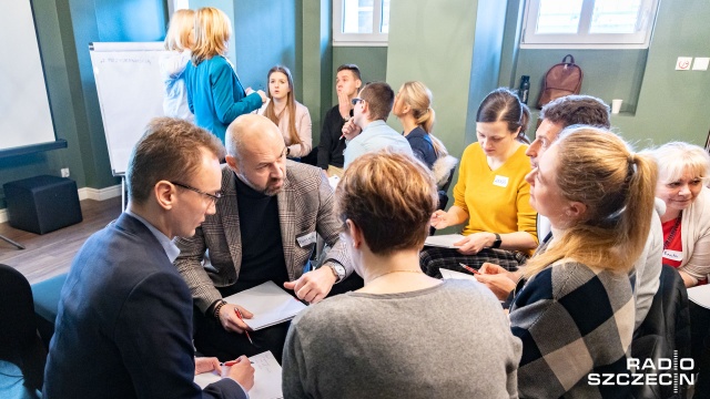 Szkolenia, warsztaty i dyżury ekspertów - to wszystko czeka na odwiedzających w siedzibie Północnej Izby Gospodarczej w Szczecinie. Trwa tam Dzień Przedsiębiorcy.