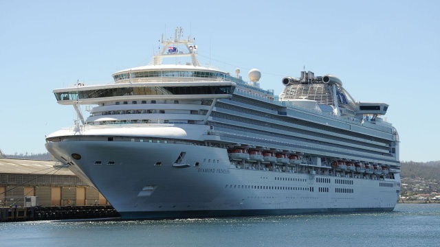 Około 3700 pasażerów i członków załogi wycieczkowca Diamond Princess, który zacumował w procie w Jokohamie, będzie musiało przejść 14-dniową kwarantannę. Na statku stwierdzono 10 przypadków zarażenia koronawirusem.