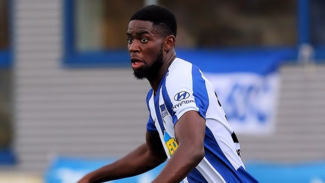 W Niemczech nie milkną echa rasistowskiego zachowania kibiców Schalke 04 podczas pucharowego meczu z Herthą Berlin, w której występuje polski napastnik Krzysztof Piątek.