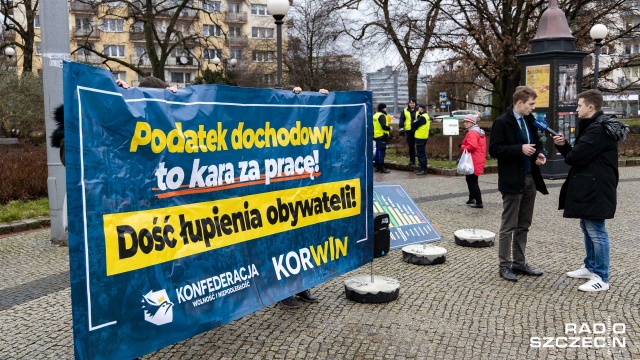 Polacy nie wiedzą, jak wysokie płacą podatki - przekonywali na placu Grunwaldzkim w Szczecinie przedstawiciele partii Korwin.
