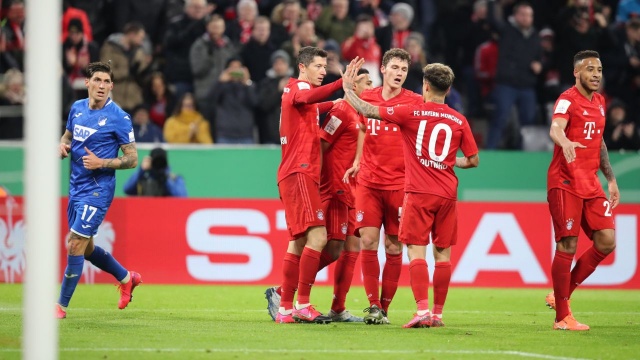 Robert Lewandowski strzelił dwa gole, a Bayern Monachium pokonał Hoffenheim 4:3 (3:1) i awansował do ćwierćfinałów piłkarskiego Pucharu Niemiec. W czołowej ósemce rozgrywek jest też Union Berlin z Rafałem Gikiwiczem w bramce.