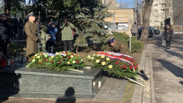 Przedstawiciele prezydenta, rządu i Sejmu a także byli działacze opozycji w PRL oddali w Warszawie hołd Janowi Olszewskiemu w 1. rocznicę jego śmierci.