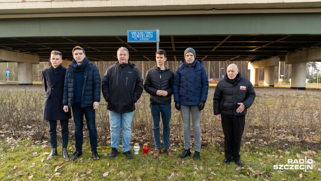 Biało-czerwone znicze zapalili na rondzie podpułkownika Zygmunta Szendzielarza, pseudonim Łupaszka w Szczecinie działacze Prawa i Sprawiedliwości. W ten sposób uczcili 69. rocznicę jego śmierci.