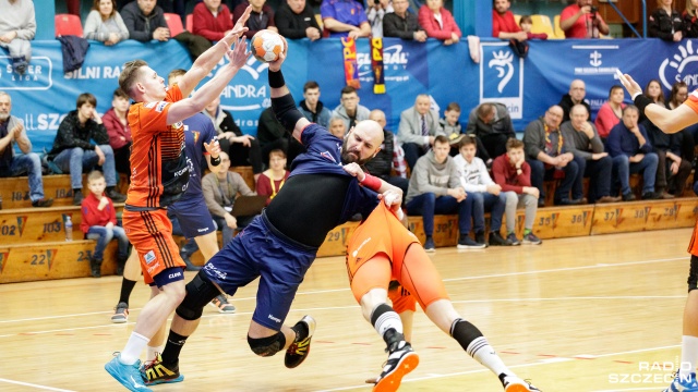 Piłkarze ręczni Sandry SPA Pogoni rozbili Zagłębie Lubin i przybliżyli się do fazy play-off rozgrywek o mistrzostwo Polski. Szczecinianie w 20. kolejce Superligi pokonali miedziowych 28:18 prowadząc do przerwy 11:7.