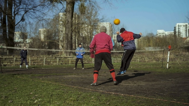 Stadion Czarnych przy szczecińskiej ulicy Chopina, straszy dziś połamanymi ławkami, zniszczoną murawą i ewidentnym brakiem gospodarza, ale dla tych ludzi i nie tylko to wciąż miejsce z wielkim potencjałem.
