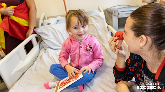 Doktorzy Naspokojnie, Karramba i Kwiatek odwiedzili dzieci w szpitalu Zdroje w Szczecinie. Zamiast kitlów, miały na sobie kolorowe ubrania i nosy clowna. To wolontariuszki z fundacji Dr Clown, które w ramach akcji Wszystkiego dobrego dla chorego, przyniosły małym pacjentom kartki z życzeniami.