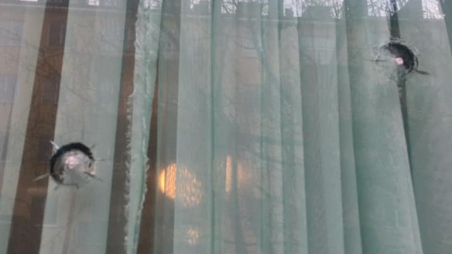 W nocy z wtorku na środę nieznani sprawcy ostrzelali położoną na przedmieściach Sztokholmu, pracownie kreatorki mody Beaty Szenfeld. Urodzona w Polsce projektantka, w czasie ataku na studio, znajdowała się wewnątrz budynku.