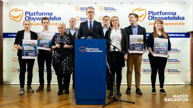 Lokalni politycy Platformy Obywatelskiej krytykują: posłankę Joannę Lichocką za obraźliwy gest, a całe Prawo i Sprawiedliwość za odrzucenie zgłoszonych przez opozycję poprawek do budżetu państwa.