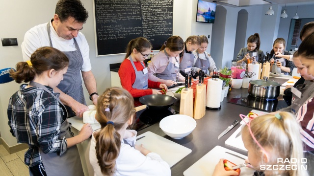 Kurczak z warzywami, sajgonki i mus z mango. W Kulinarnym Atelier Leszka Wodnickiego trwają warsztaty dla najmłodszych kucharzy.