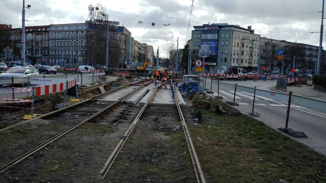 Przebudowa torowiska od alei Wojska Polskiego do Placu Szarych Szeregów jest już mocno zaawansowana. Na przygotowanej podbudowie układane są szyny. Nadal jednak musimy korzystać z wyznaczonych objazdów.
