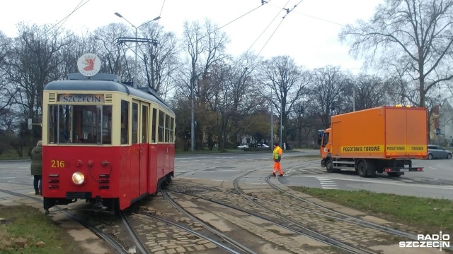 Zabytkowy tramwaj wypadł z szyn w centrum Szczecina.