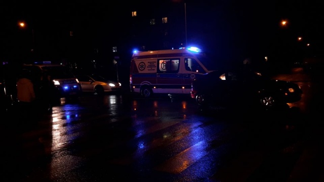 Korkuje się ulica Leszczynowa. Po godzinie 18 doszło tam do potrącenia - samochód uderzył w mężczyznę, który przechodził przez ulicę z dwójką dzieci. Jedno z nich z urazem nogi trafiło do szpitala, drugie na obserwację.