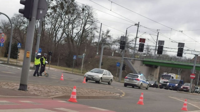 Przy skrzyżowaniu Arkońskiej z Broniewskiego w Szczecinie motocykl zderzył się z samochodem osobowym.