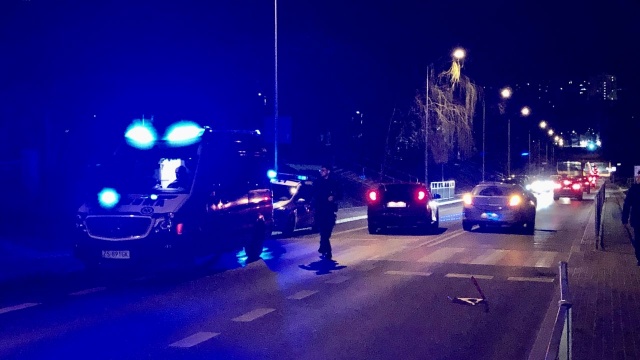 Samochód osobowy potrącił mężczyznę na przejściu dla pieszych. Do zdarzenia doszło na ulicy Warcisława w Szczecinie, przy skrzyżowaniu z Józefa Lompy.