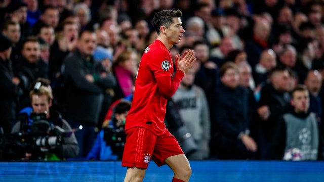 Robert Lewandowski we wtorkowym meczu piłkarskiej Ligi Mistrzów doznał kontuzji lewego kolana i będzie pauzował przez cztery tygodnie.