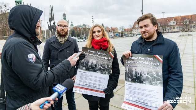 Kombatanci, grupy rekonstrukcyjne i kilkudziesięciometrowa biało-czerwona flaga - Porozumienie Środowisk Patriotycznych, organizatorzy Szczecińskiego Marszu Żołnierzy Wyklętych, zapraszają mieszkańców na obchody 1 marca.