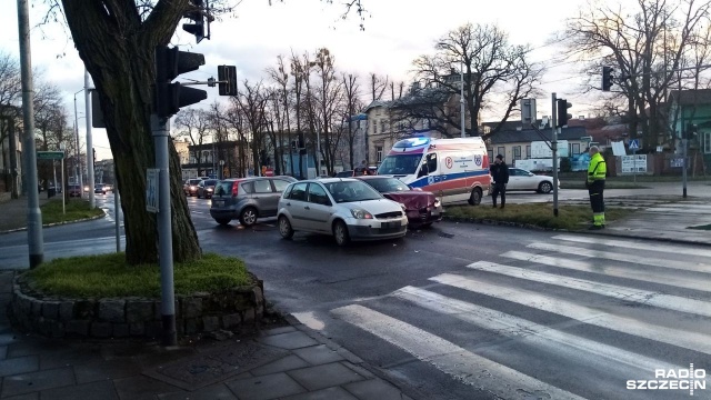 Samochody zderzyły się w alei Wojska Polskiego przy Niedziałkowskiego.
