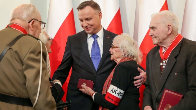 Ponad 20 Żołnierzy Niezłomnych odznaczył prezydent Andrzej Duda z okazji Narodowego Dnia Pamięci Żołnierzy Wyklętych. Wśród osób, które otrzymały ordery, byli polegli zamordowani przez bezpiekę oraz żyjący członkowie podziemia antykomunistycznego wraz z rodzinami.