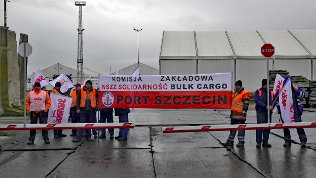 W poniedziałek Związkowcy z Solidarności protestowali przed bramą wjazdową na teren portu w Szczecinie. Członkowie związku nie chcą się zgodzić, aby Zarząd Portu znalazł nowych dzierżawców na dwa nabrzeża.