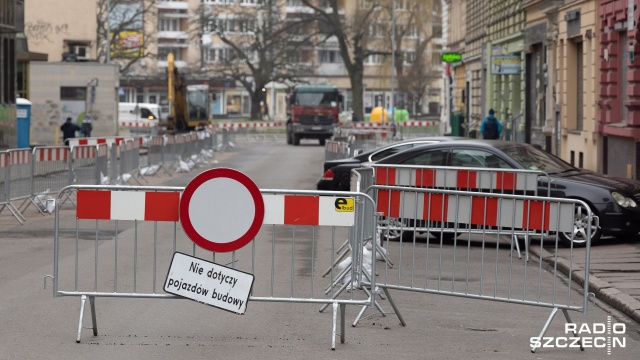 Po przebudowie ulicy Małkowskiego, drogowcy rozpoczęli we wtorek kolejną modernizację w tym samym rejonie śródmieścia Szczecina.