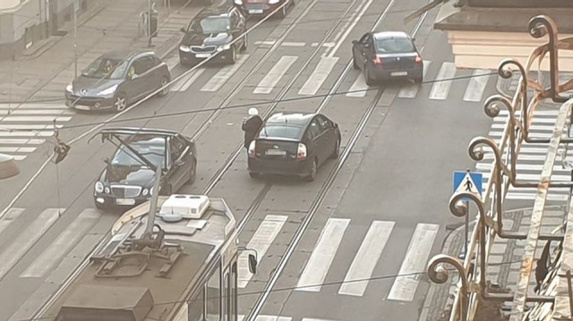 Uwaga pasażerowie komunikacji miejskiej. Na Jagiellońskiej w pobliżu skrzyżowania z Pocztową w Szczecinie po kolizji dwóch samochodów zablokowane było torowisko w kierunku Krzekowa.