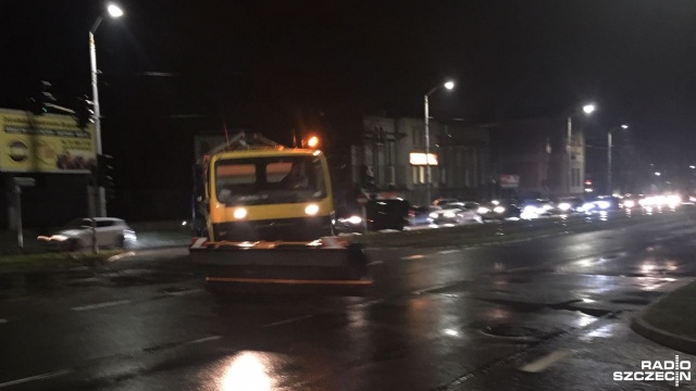 Wiosna za pasem, a w regionie temperatury spadły nawet poniżej zera. Zareagowały na to natychmiast służby drogowe i na krajówki wyjechało niemal 40 solarek.