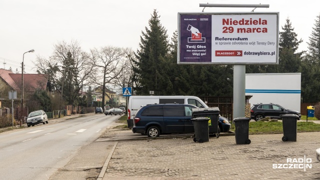 Kampania informacyjna na temat referendum w sprawie odwołania wójt Dobrej ruszyła pełną parą. Na wjazdach do gminy umieszczono billboardy, w gminie na płotach inicjatorzy akcji wywiesili też kilkadziesiąt banerów.