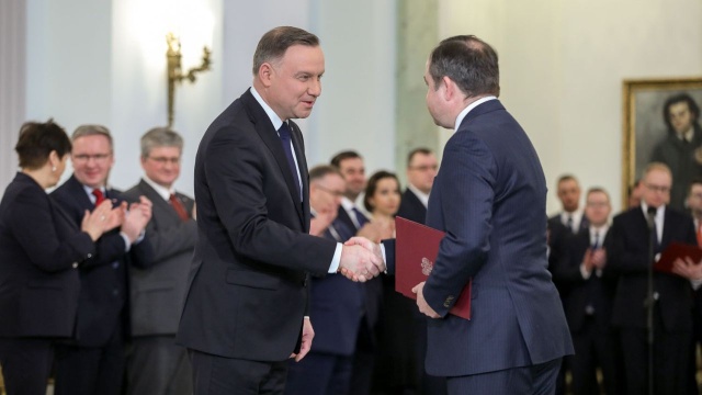 Konrad Szymański ministrem do spraw Unii Europejskiej, a Michał Woś szefem resortu środowiska - prezydent Andrzej Duda dokonał zmian w składzie rządu. Oficjalne powołanie ministrów to efekt wejścia w życie nowelizacji ustawy o działach administracji rządowej.