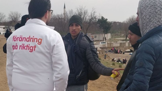 Szwecja jest przepełniona, Nie przyjeżdżajcie do nas - ulotki z takimi hasłami, rozdawał w środę migrantom na granicy Turcji z Grecją lider prawicowej partii Szwedzcy Demokraci.