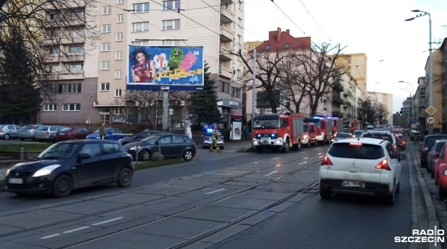 Zakończyły się działania straży pożarnej w centrum Szczecina. W pojemniku na zapleczu banku w al. Wyzwolenia została znaleziona nieznana substancja.