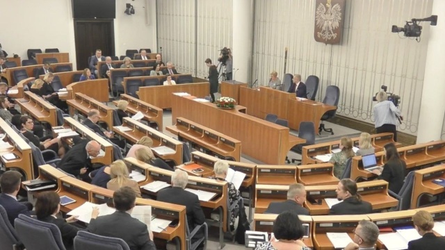 Na jednodniowe posiedzenie zbiera się Senat. W porządku obrad jest specustawa o szczególnych rozwiązaniach związanych z walką z koronawirusem. Sejm przyjął ją na nadzwyczajnym, jednodniowym posiedzeniu w poniedziałek.